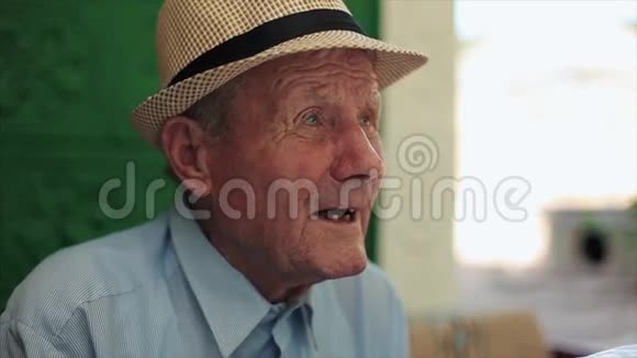 很有感情的老人画像伤心的祖父视频的预览图
