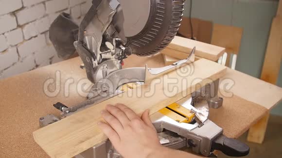 锯木厂用电动圆锯切割木材视频的预览图