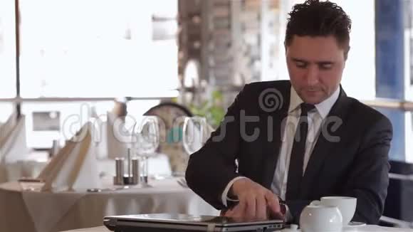 一个男人在午餐时间接到电话视频的预览图