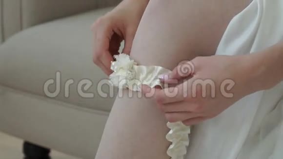 新娘脚上戴着一个吊袜带视频的预览图