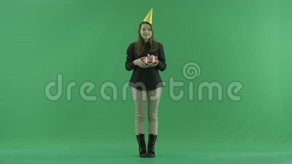 带生日礼物的年轻女性绿色的关键背景视频的预览图