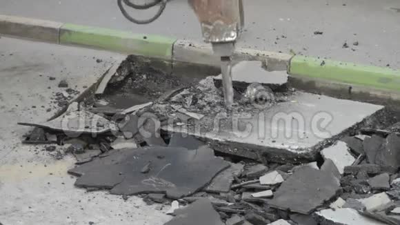 修路段路面挖掘机液压锤断路器破坏路缘石附近沥青层视频的预览图