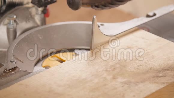 锯木厂用电动圆锯切割木材视频的预览图