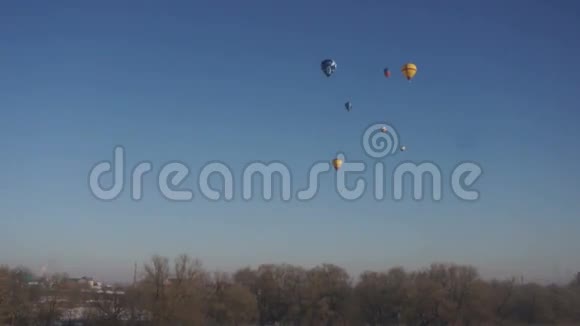 许多热气球飞过森林上空视频的预览图