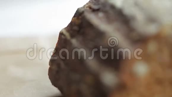一张桌子上放着葡萄干的美味黑麦蛋糕视频的预览图