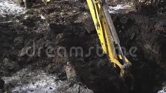 挖掘机铲挖成地面视频的预览图