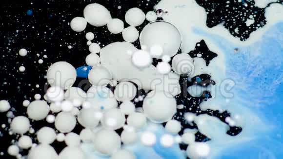 令人惊叹的白色和蓝色油漆气泡在油表面油漆视频的预览图