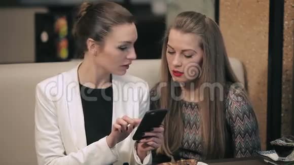 两个年轻的女商人在餐馆见面视频的预览图