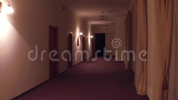 波维斯特迪卡姆穿过通用酒店走廊自动打开灯4K型视频的预览图