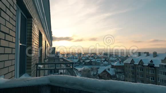 夕阳西下美丽的阳台树木和雪顶视频的预览图