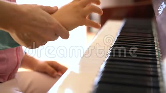 小女孩学弹钢琴视频的预览图