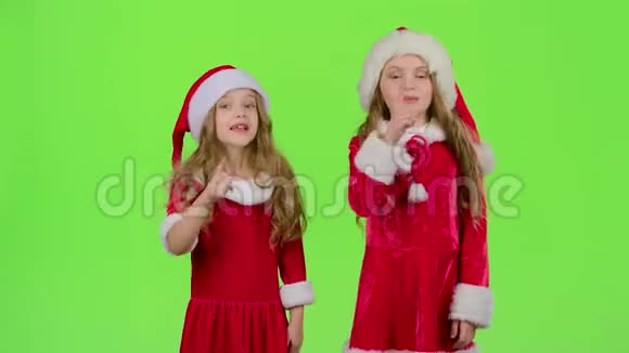 助理圣诞老人的宝贝悄悄地对他们的精灵说绿色屏幕视频的预览图