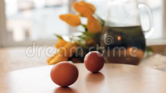 生鸡蛋和煮鸡蛋在桌上旋转复活节新鲜食材特写视频的预览图