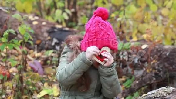 一个红心的女孩在装饰自然的秋林视频的预览图