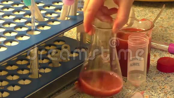 小化学家在试管中混合有色液体视频的预览图