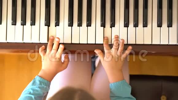 小女孩学弹钢琴视频的预览图