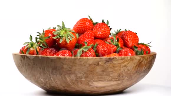 放在木碗里的草莓在转盘上旋转视频的预览图