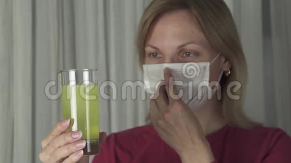 妇女喝泡腾止热片溶解在杯水中医疗保健慢镜头录像视频的预览图
