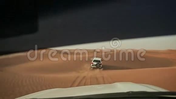 沙漠野炊越野车穿越阿拉伯沙丘从车3上看视频的预览图