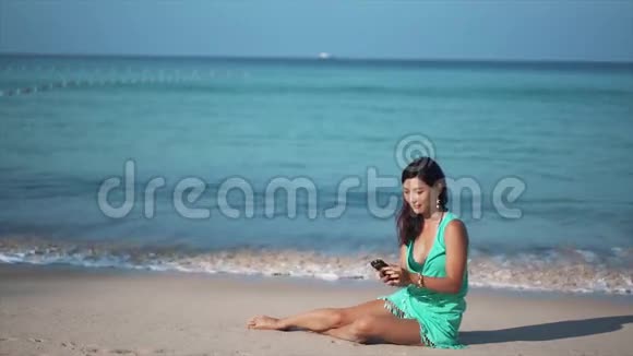 旅行女孩在海边打电话视频的预览图