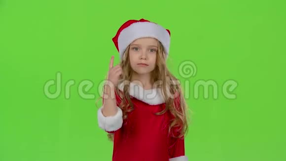 助理圣诞老人的小女孩悄悄地对他们的精灵说绿色屏幕视频的预览图