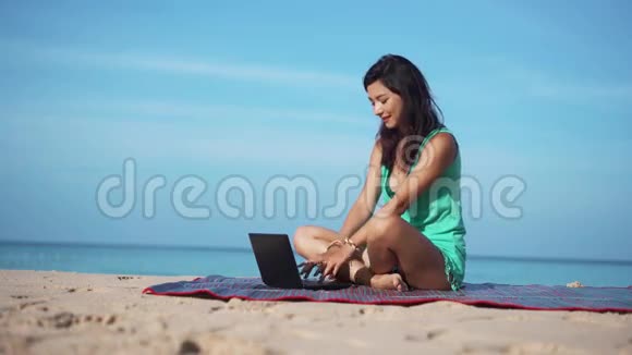 漂亮的女人有笔记本电脑简约的视野视频的预览图