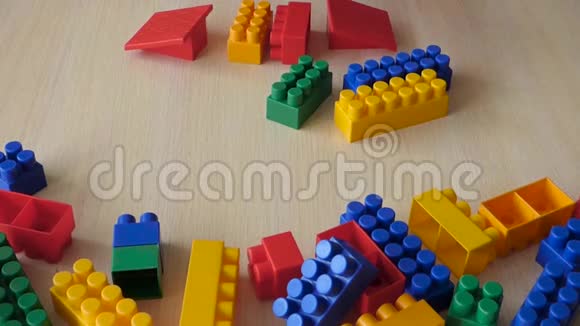 小孩用塑料砖造玩具屋视频的预览图