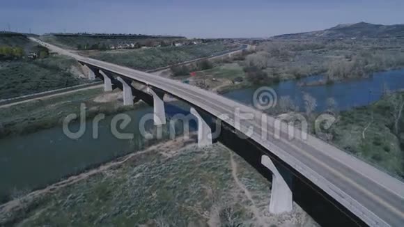爱达荷高速公路穿过一条雄伟的河流视频的预览图