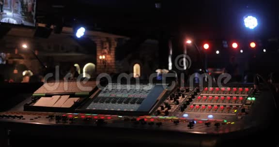 现场表演音乐会元素包括混合控制台舞台灯扬声器和吉他手视频的预览图