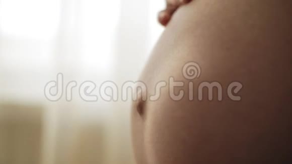 孕妇抚摸她的肚子慢动作视频的预览图