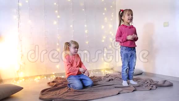 两个小妹妹在装饰圣诞节的房间里视频的预览图