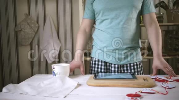 他在家厨房里用平板电脑男人在家穿平板电脑视频的预览图