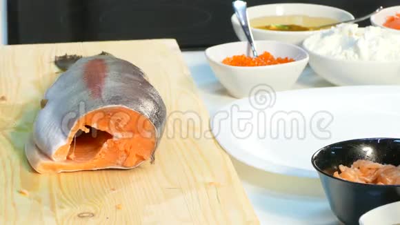 4k录像厨师切鲑鱼牛排背景是生菜和蔬菜视频的预览图