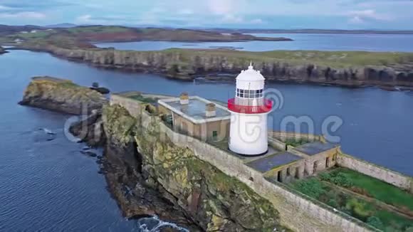 罗滕岛灯塔空中与基利贝格在背景多戈尔县爱尔兰视频的预览图