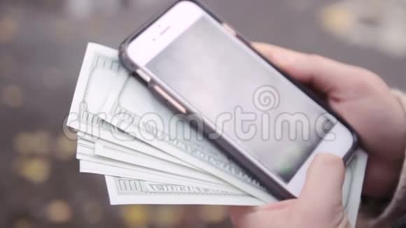 手在他的智能手机上用信用卡从互联网上购买商品视频的预览图