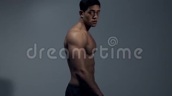 男性健身模型屈肌和伸展臂视频的预览图