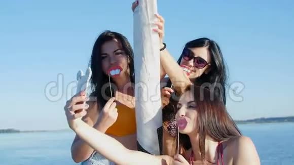 漂亮女孩在游艇派对和单身派对上自拍视频的预览图