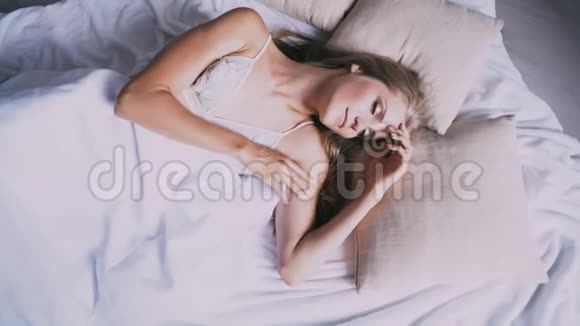睡在卧室里的漂亮女孩看到梦视频的预览图