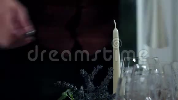 服务员在带浪漫晚餐前点蜡烛视频的预览图