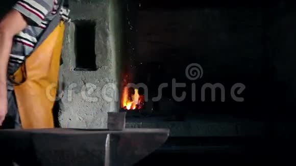 铁匠正在炉子里吹空气以获得火花并取出视频的预览图
