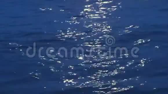 靠近海面的月冰视频的预览图