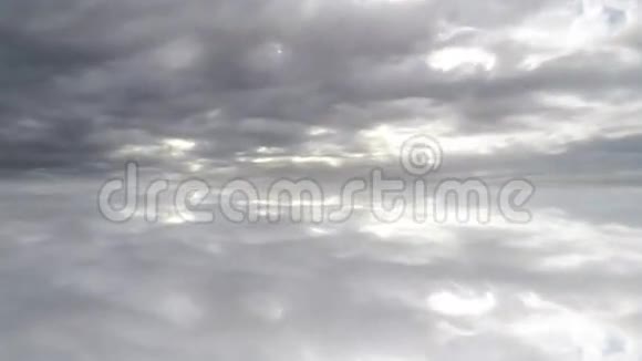 快速飞行的云反射云视频的预览图