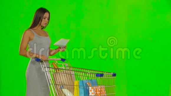 女人检查购物清单绿色屏幕视频的预览图