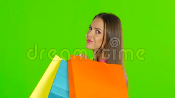 女人拿着购物和钱绿色屏幕关门视频的预览图