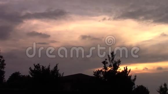 雷雨前天空中云的快速掠过视频的预览图