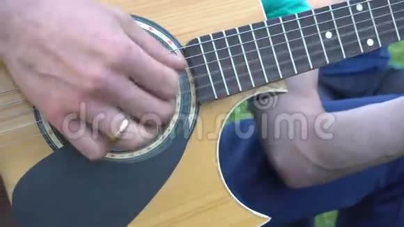 男主弹吉他手弹电吉他与淡出视频的预览图