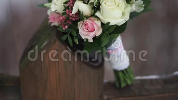 结婚的玫瑰花束婚礼当天新娘花束不同的花束美丽的粉红色和视频的预览图