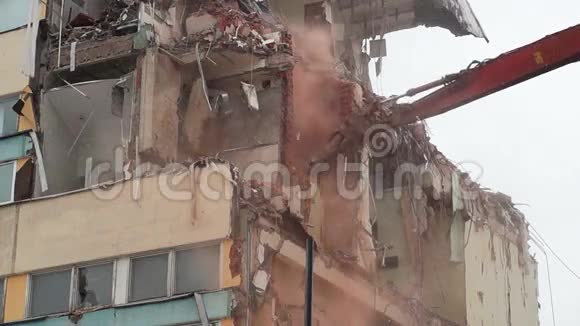 工人用机械拆除房屋视频的预览图