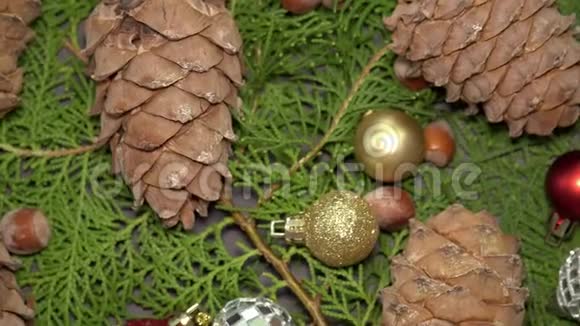 枞树枝上的皮涅斯和鲍伯尔斯旋转圣诞节背景视频的预览图