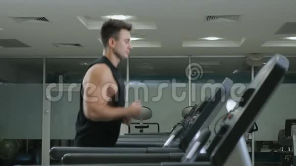 肌肉男在跑步机上跑步视频的预览图